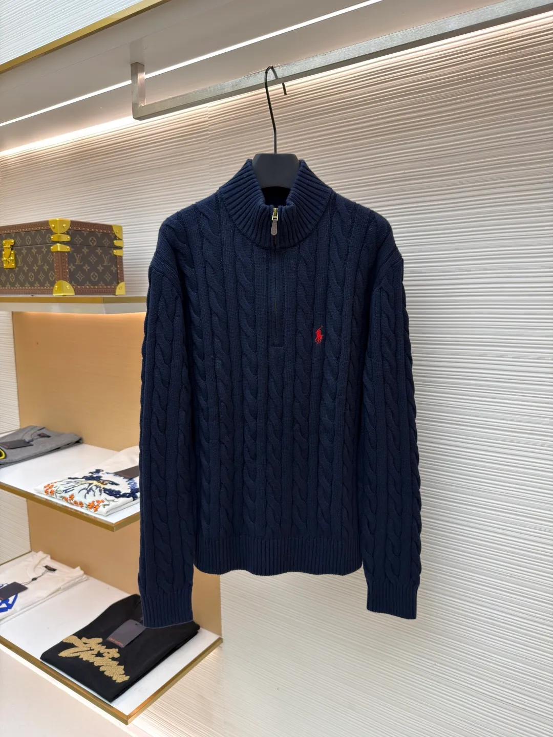Ralph Lauren cable knitted zipper sweater ●Authentic product: Purchased and developed at 1790 ●Item number: 1680587-A85 ●Fabric: cashmere wool fabric ●Technology: knitted ●Version: fitted version ●Weight: about 675 grams ●Size: S-M-L-XL ●Description: Custom-woven cotton cable-knit thick-knit wool, fine texture, comfortable and skin-friendly, with pure snowy off-white as the main color It demonstrates silent elegance. The classic cable-knitted structure design injects soul. The arrangement is precise and orderly. The exquisite pony logo is embellished with it. It brings an atmosphere of freedom and vitality and is highly recognizable. The zipper half-high collar design has just the right sense of gorgeousness. It interprets high-end style with unique details and adheres to the eternal elegance and taste. Adopt imported machine embroidery technology, use advanced computer control system and precision mechanical components to achieve the iconic pony embroidery operation with high precision, smooth and delicate lines, and three-dimensional cable weaving. Through clever shifting and interweaving of coils, adjacent coils are cross-displaced to form a twisting effect of cable. The lines are smooth and regular. It is time-consuming and labor-intensive, and the garment washing water is softened and deodorized. The clothes are deeply cleaned and deodorized through professional washing equipment and specific detergents to improve the feel and appearance of the clothes. The overall wiring is straight and delicate, the fabric is comfortable and soft, and the color is consistent without color difference. It can be matched with the same style to create a fashionable look and control various occasions. Customized accessories, complete with three standards, same style for men and women!